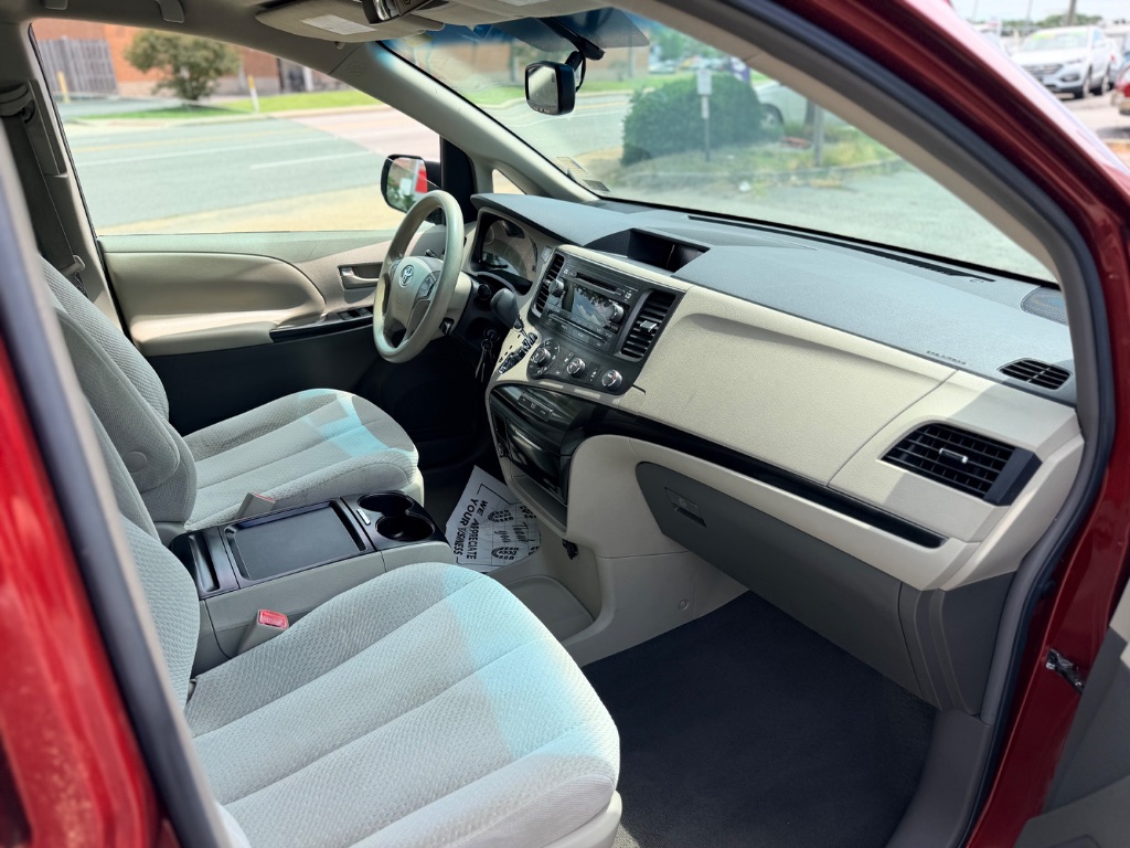 2011 Toyota Sienna LE - Photo 10
