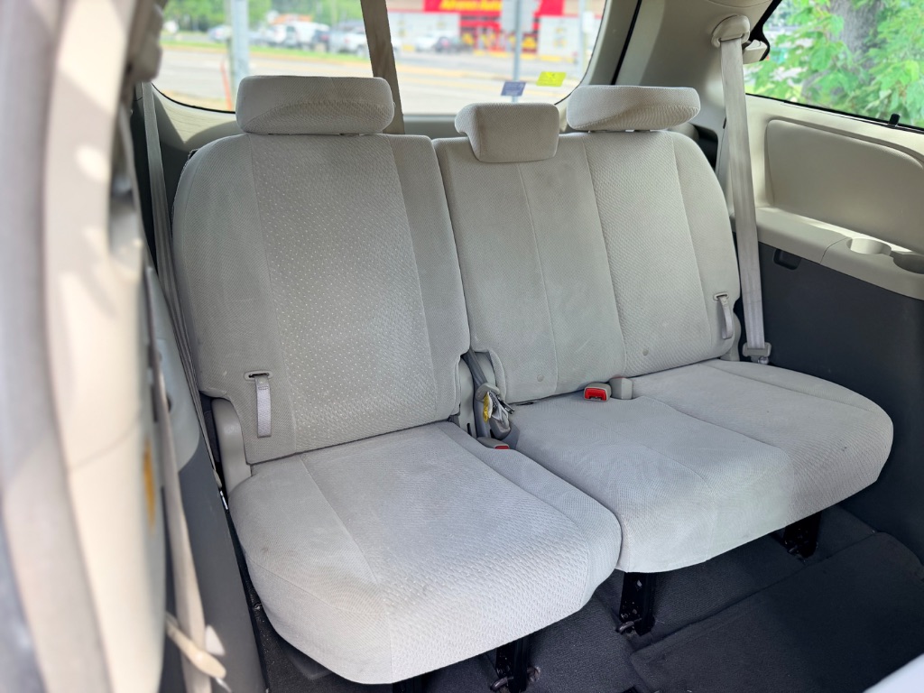 2011 Toyota Sienna LE - Photo 15