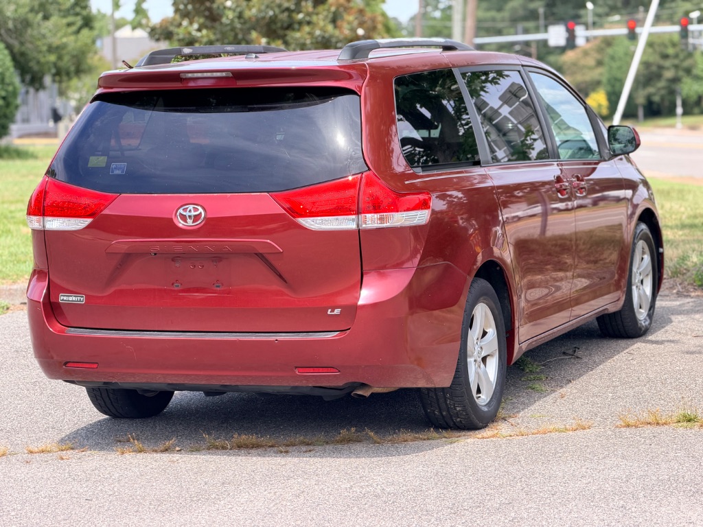 2011 Toyota Sienna LE - Photo 17