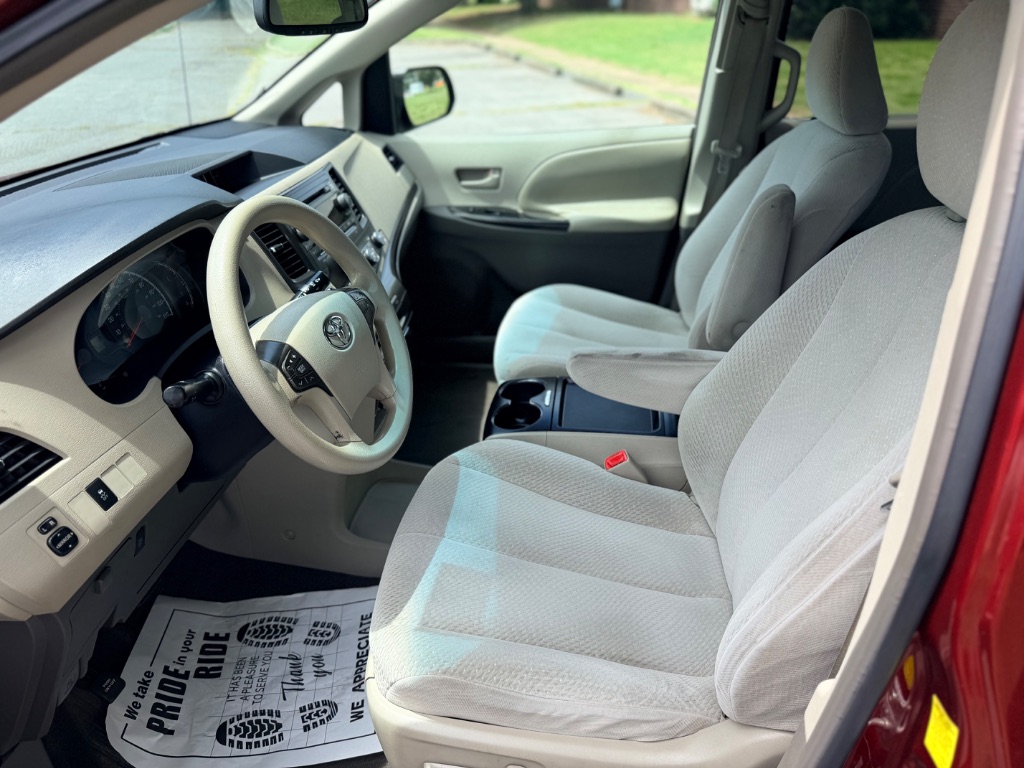 2011 Toyota Sienna LE - Photo 6