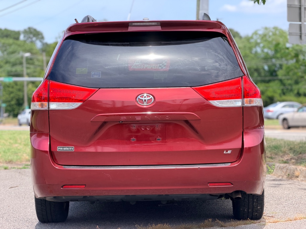 2011 Toyota Sienna LE - Photo 18