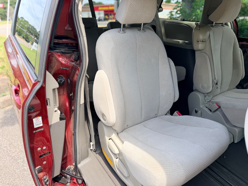 2011 Toyota Sienna LE - Photo 14
