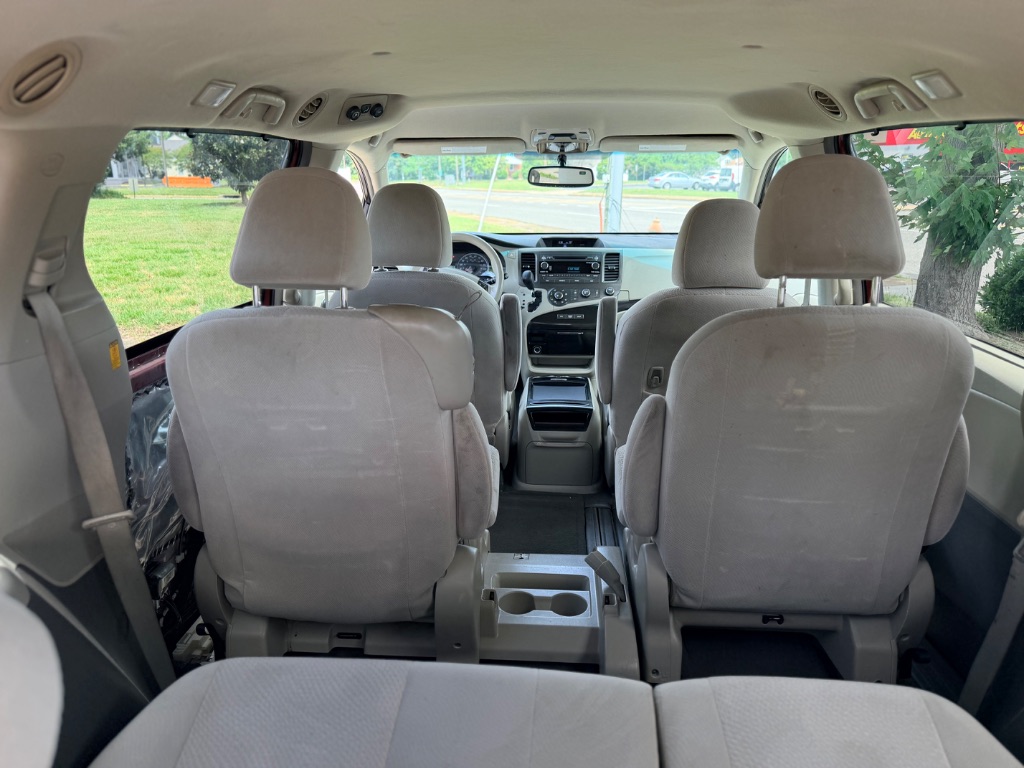 2011 Toyota Sienna LE - Photo 16