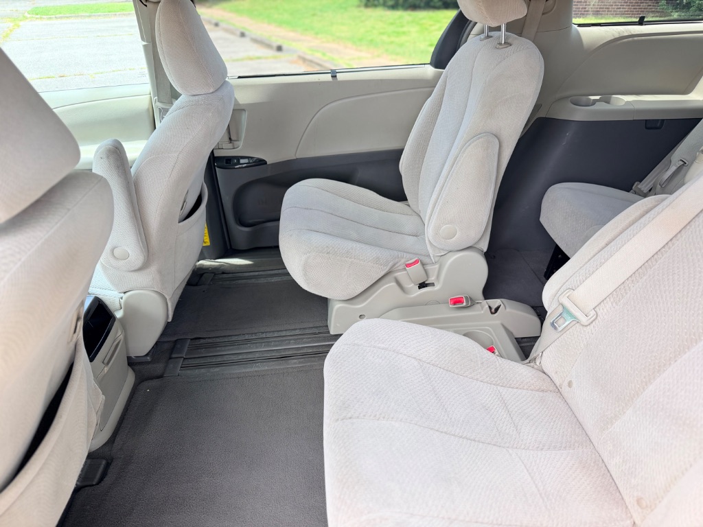 2011 Toyota Sienna LE - Photo 12