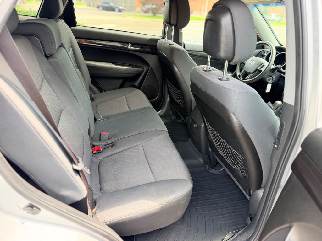 2013 Kia Sorento LX - Photo 13