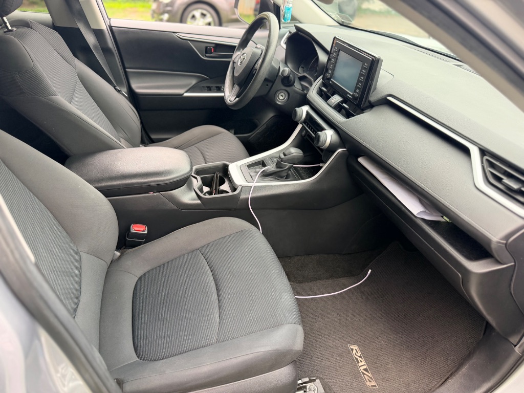 2021 Toyota RAV4 LE - Photo 9