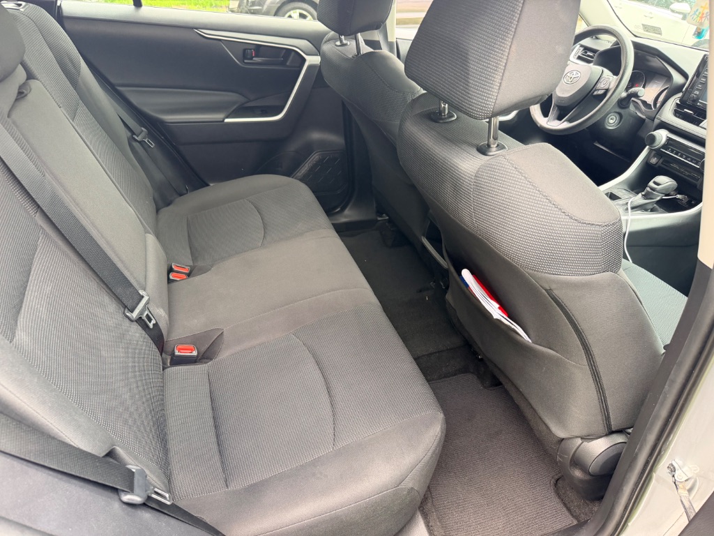 2021 Toyota RAV4 LE - Photo 10