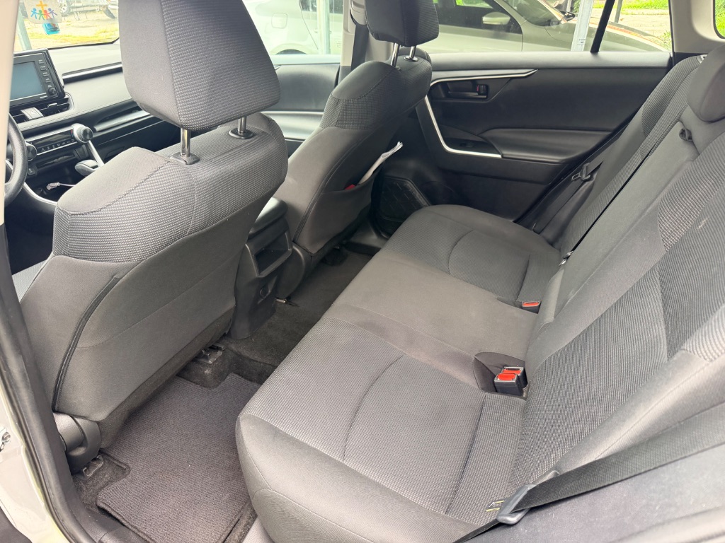 2021 Toyota RAV4 LE - Photo 11